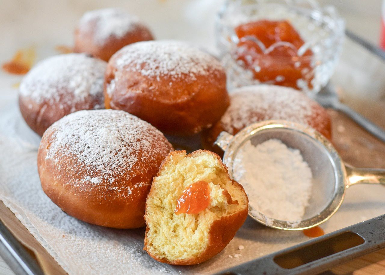 Domowe pączki z 5 składników. Nie będziesz już chcieć innych