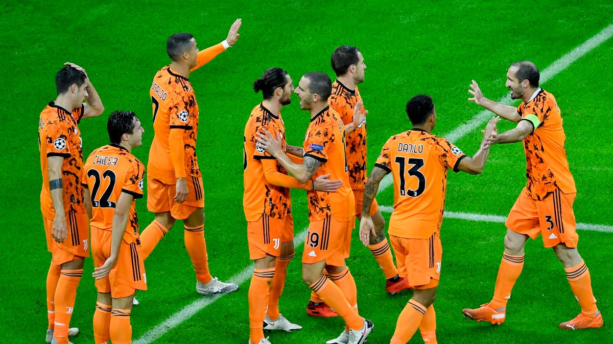 PAP/EPA / Zsolt Czegledi / Na zdjęciu: piłkarze Juventusu