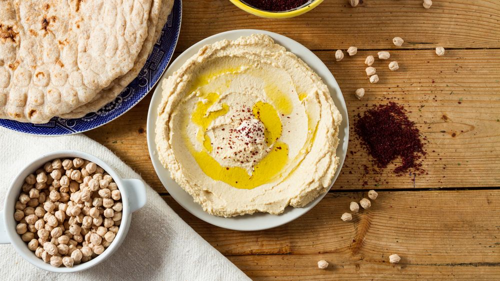 Hummus - poprawia trawienie, źródło białka, obniża cholesterol, walczy z nowotworami, zdrowa przekąska, reguluje poziom cukru, broń na anemię