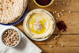 Hummus - poprawia trawienie, źródło białka, obniża cholesterol, walczy z nowotworami, zdrowa przekąska, reguluje poziom cukru, broń na anemię