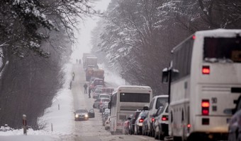 Warunki na drogach zmienne i bardzo trudne. Ostrzeenie dla kierowcw