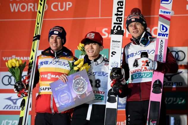 Podium sobotniego konkursu PŚ w Sapporo. Od lewej drugi Stefan Kraft, pierwszy Yukiya Sato i trzeci Dawid Kubacki. Fot. Matt Roberts/Getty Images