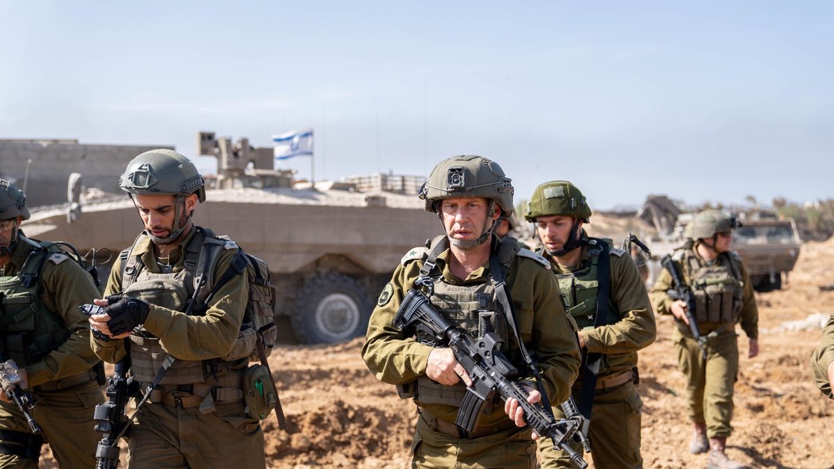 Izraelski generał Yaron Finkelman, wraz  żołnierzami wkracza do Strefy Gazy.