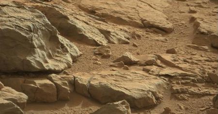 Łazik Curiosity znalazł dziwną skałę na Marsie