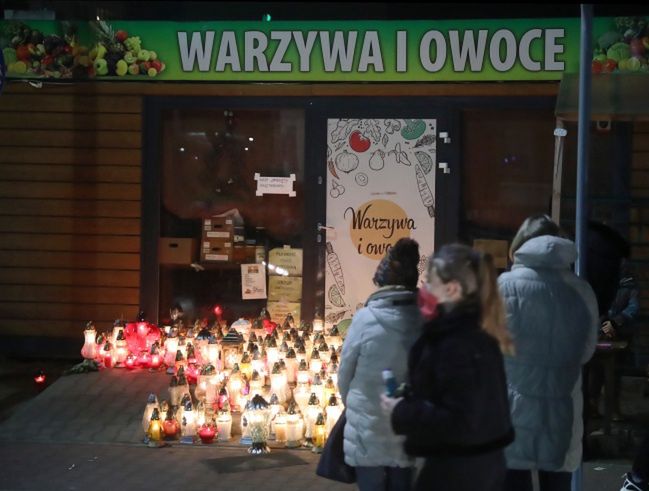 Ząbki. Mieszkańcy gromadzili się pod warzywniakiem