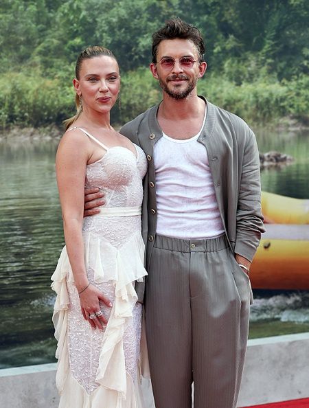 Scarlett Johansson całuje Jonathana Baileya