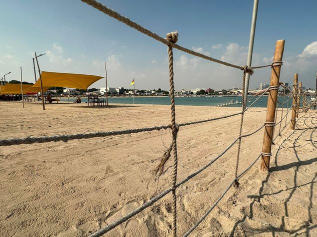 Płot dzielący plażę na: rodzinną i męską