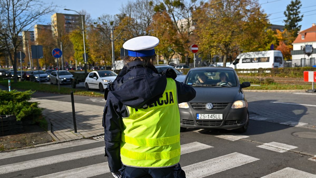 Policja kieruje ruchem przy cmentarzu/ Zdj. ilustracyjne