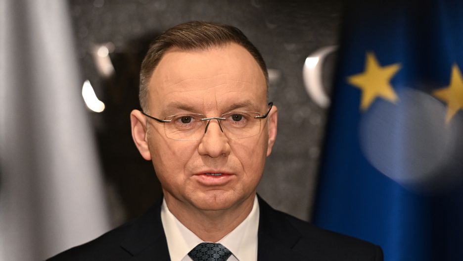 Warszawa, 04.02.2024. Prezydent RP Andrzej Duda podczas wypowiedzi dla mediów, przed wylotem z Warszawy do Nairobi, 4 bm. Prezydent Andrzej Duda z pierwszą damą Agatą Kornhauser-Dudą udają się z wizytą do Afryki Wschodniej. Odwiedzą trzy państwa: Kenię, Rwandę i Tanzanię. Celami wizyty są promocja polskiego biznesu i współpraca w zakresie bezpieczeństwa. (mr) PAP/Radek Pietruszka