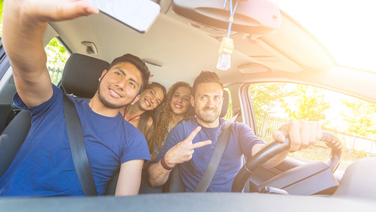 Ponad połowa  ofiar wypadków drogowych ginie w wypadkach spowodowanych przez kierowców poniżej 24 roku życia, depositphotos