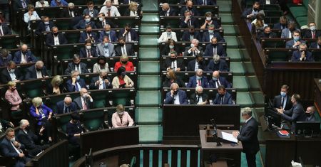 "GW": Tak PiS zatrudnia swoich ludzi w spółkach. "Na córkę leśniczego" lub "wujka"