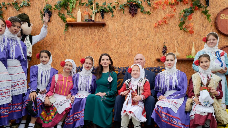 Jewgienija Guțul, gubernator Gagauzji sfotografowała się z grupą folklorystyczna Gaguazów podczas festiwalu wina