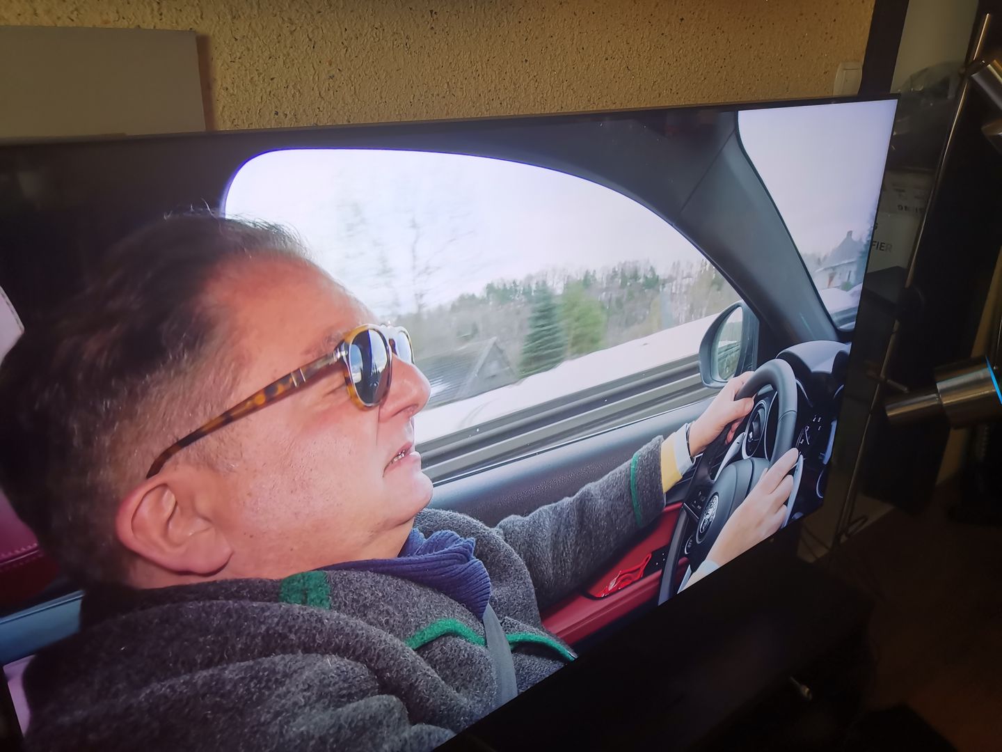 Duży telewizor w małym mieszkaniu. Samsung QLED Q90T udowadnia, że to trafiony pomysł [Recenzja] 1