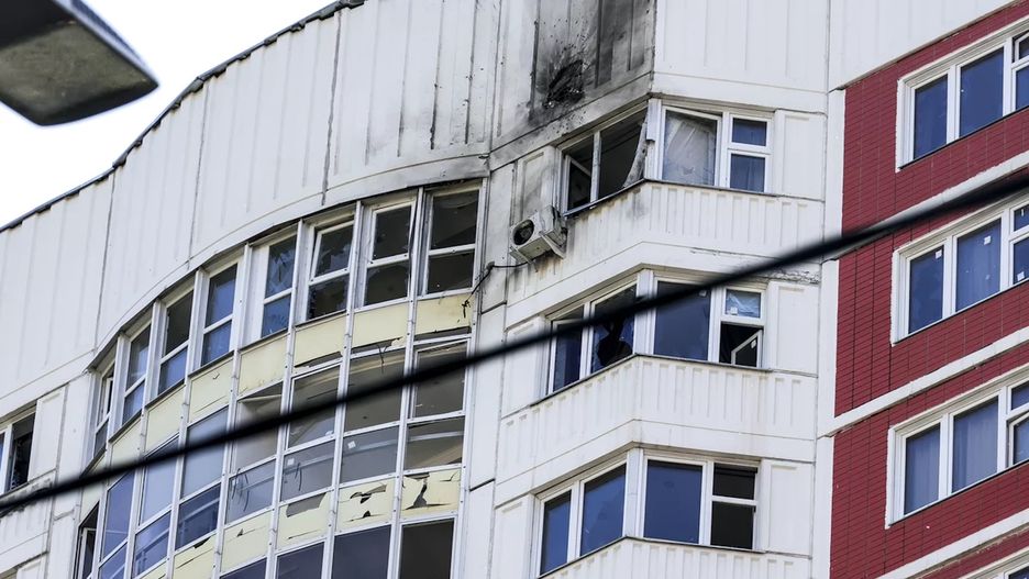 Jeden z moskiewskich budynków po ataku drona. Jak widać atak miał głównie znacznie psychologiczne, zniszczenia są znikome