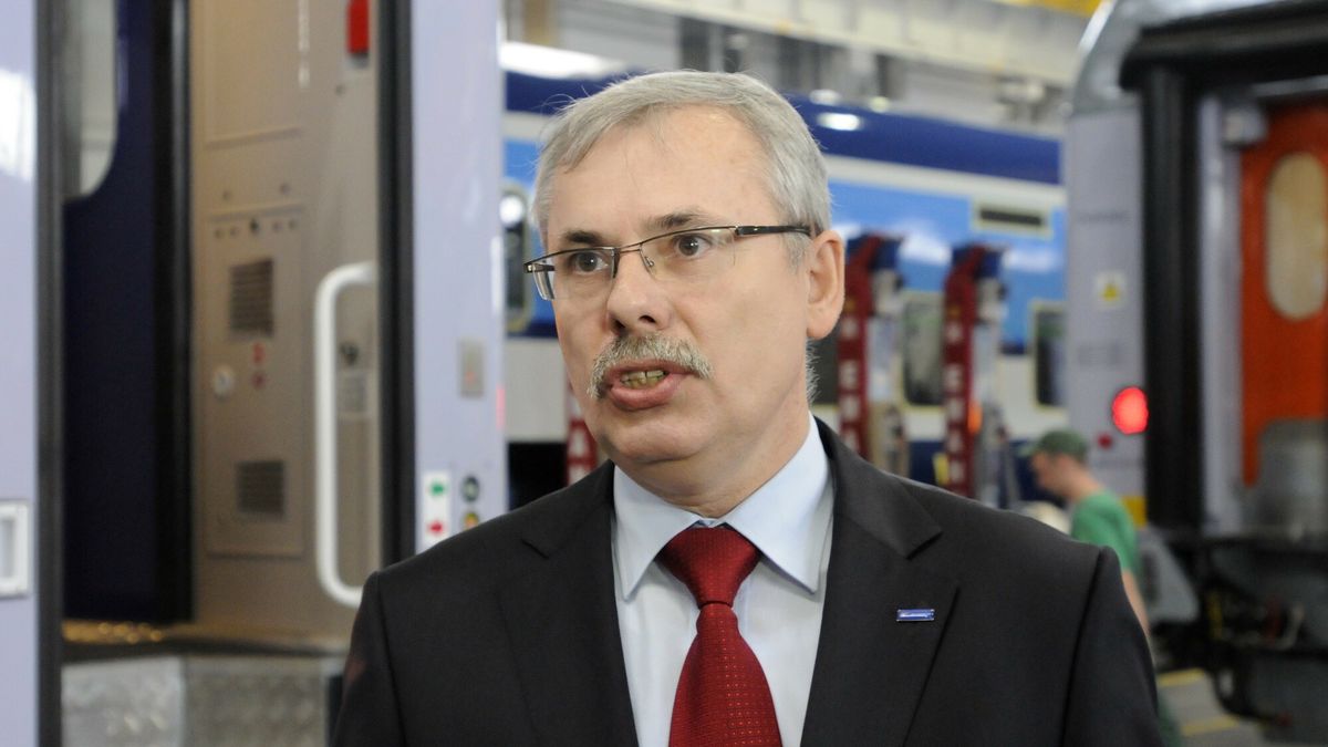 Nowe luksusowe wagony PKP Intercity rusz? w tras?
10.05.2013 PKP Intercity oficjalnie odebralo pierwsze wagony zmodernizowane w bydgoskiej firmie PESA SA. Lacznie do lipca zostanie zmodernizowanych 68 takich pojazdow. Beda dostosowane do predkosci 160 km/h i wyjada na trase Przemysl - Szczecin, skracajac podroznym czas przejazdu o 4 godziny! Koszt modernizacji to 100 mln zl. Wagony maja klimatyzacje, gniazdka na laptopy, wifi, nowe okna i drzwi, urzadzenie wzmacniajace siec komorkowa, nowe toalety i wygodne siedzenia N/z prezes PKP Intercity Janusz Malinowski  Fot. Pawel Skraba/REPORTER
Pawel Skraba/REPORTER