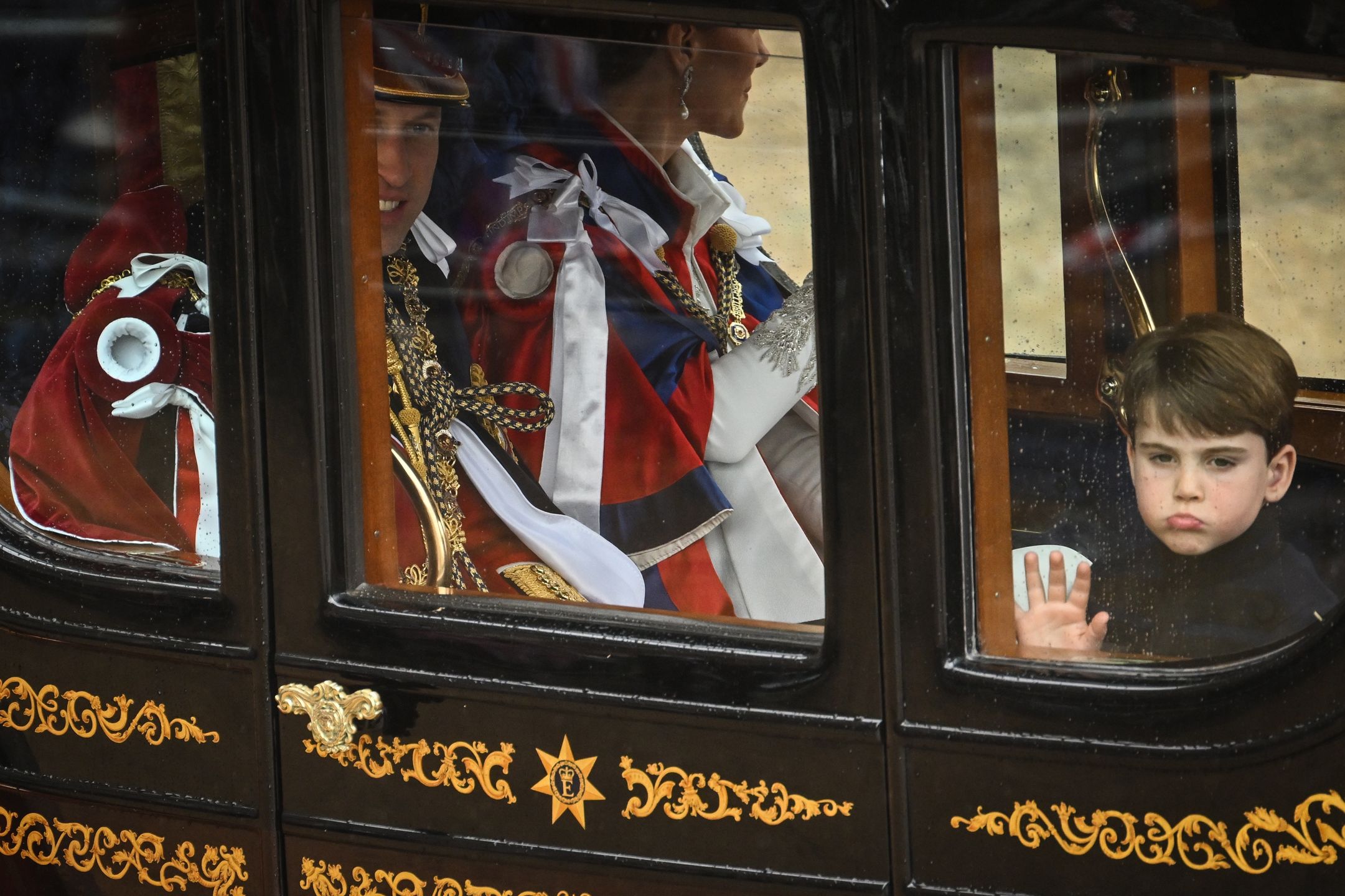 Książę William i Kate Middleton w drodze do Pałacu Buckingham