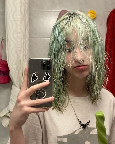 Etiennette Wiśniewska w zielonych włosach