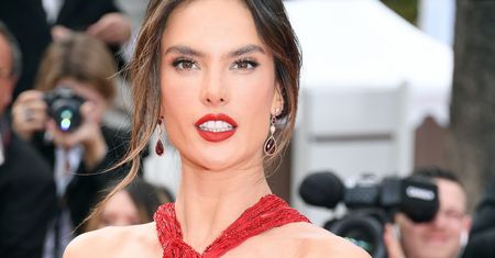 Alessandra Ambrosio na plaży. Jej zgrabne ciało przykuwa uwagę