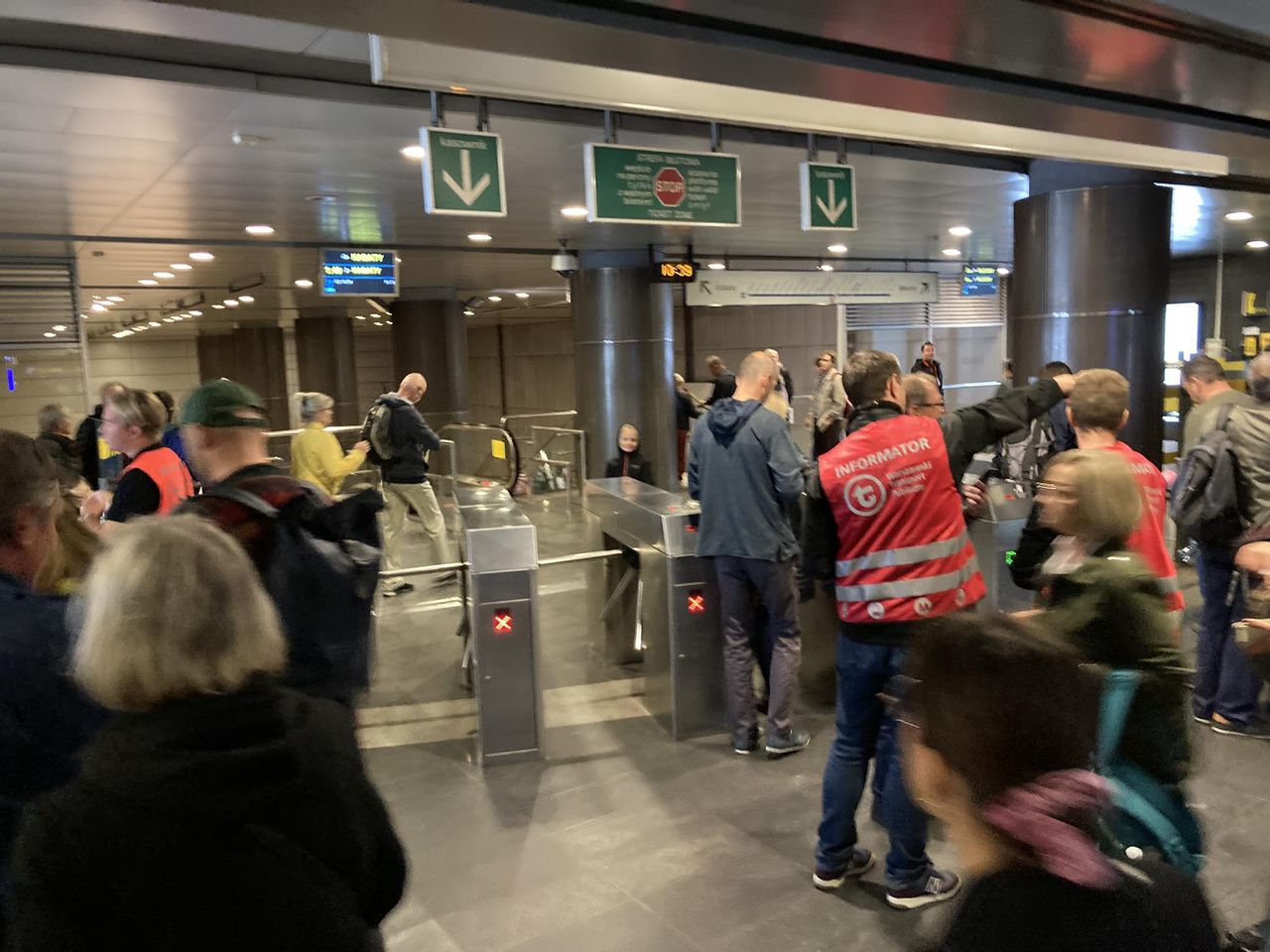 Kruszą się posadzki w metrze. Twierdzą, że to wina pasażerów