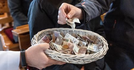 Ile Polacy dają na tacę? Wyniki sondażu zaskakują