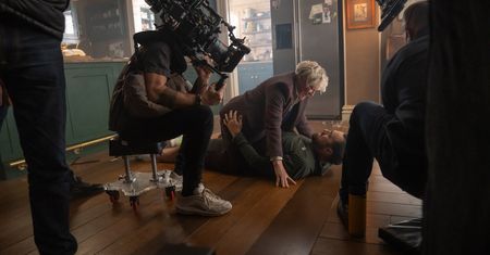 "Musiałem wycinać sceny!". Gorące pocałunki na planie filmu Netfliksa