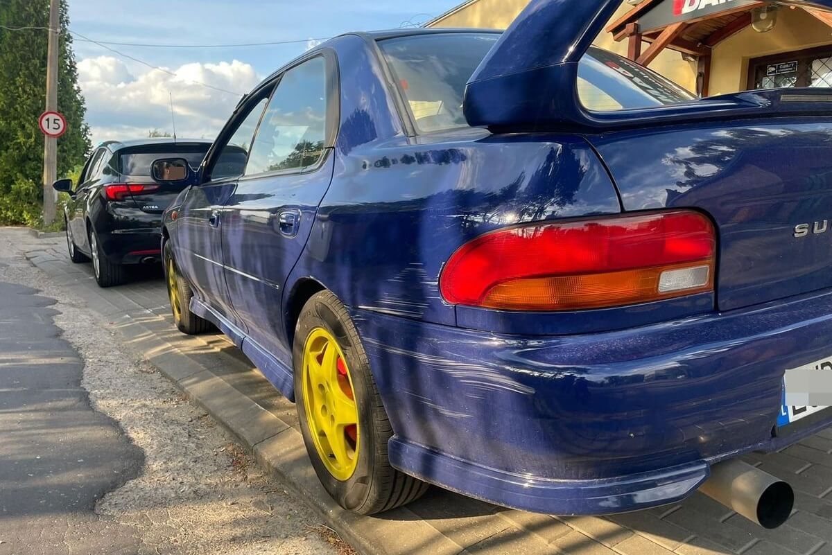 Policjanci kontrolujący kierowcę subaru