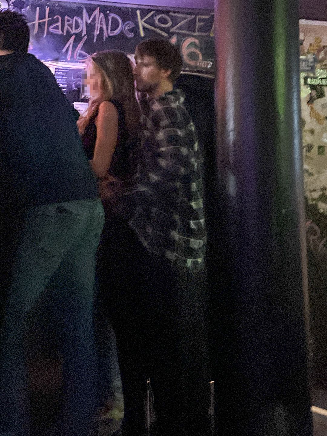 Maciej Musiał wywija w klubie z tajemniczą towarzyszką