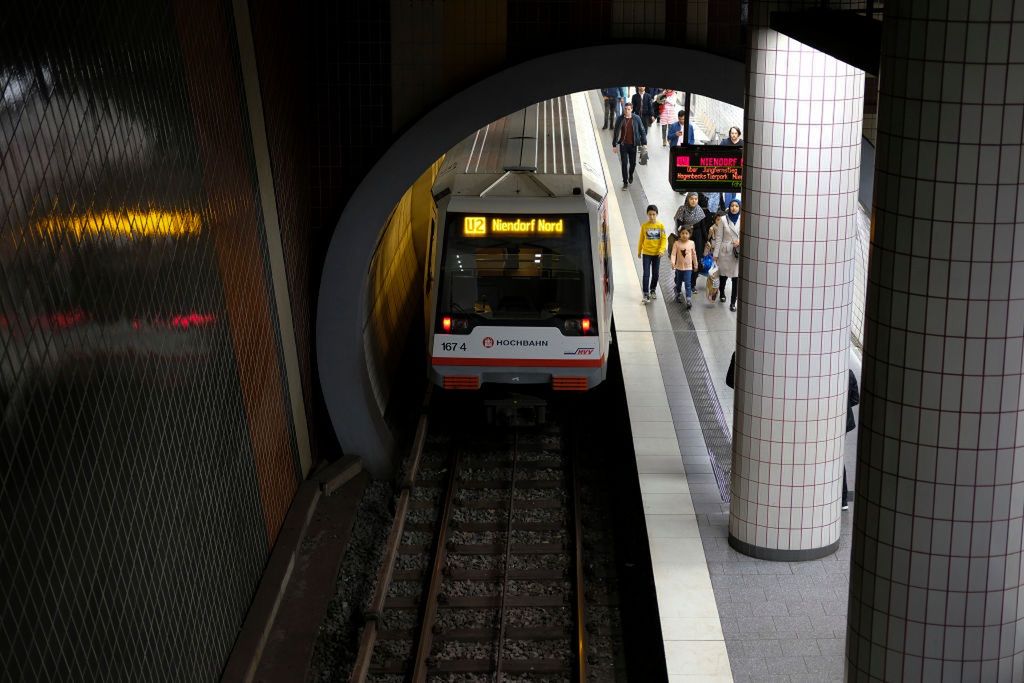 Wciągnął 18-latkę pod pociąg. Bulwersujące wieści o sprawcy z Hamburga