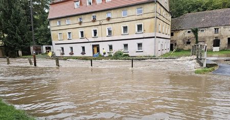 Odmówili ewakuacji, poszli na wyższe piętra. Nerwowo pod Złotoryją