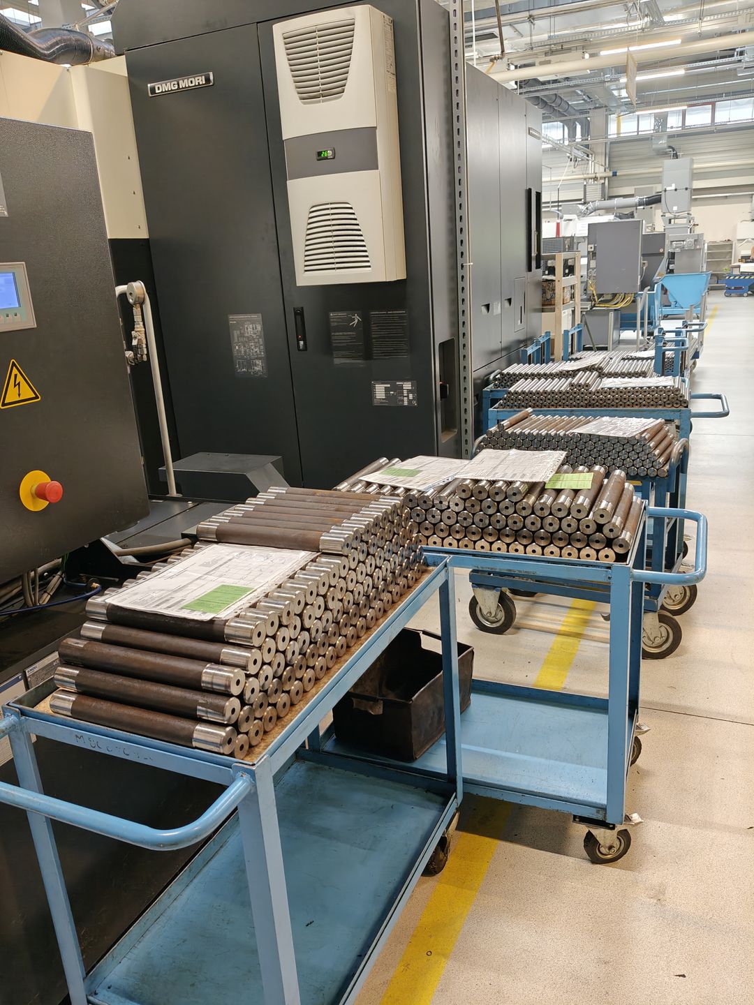 Stalowe wałki, które kiedyś staną się lufami.