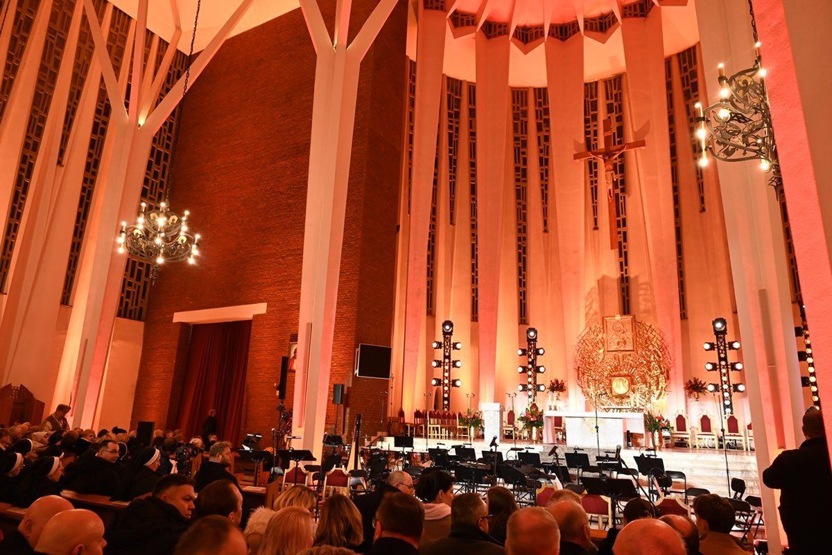 Wnętrze bazyliki konkatedralnej podczas Oratorium &#34;Zło Dobrem Zwyciężaj&#34;