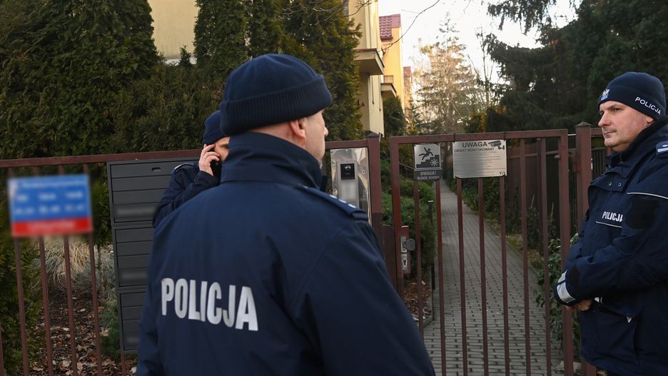 Warszawa, 31.01.2025. Policja i media przed domem Zbigniewa Ziobry na warszawskim Ursynowie, 31 bm. Poseł Ziobro ma zostać dzisiaj doprowadzony na posiedzenie sejmowej Komisji Śledczej ds. inwigilacji systemem Pegasus i przesłuchany w charakterze świadka. (jm) PAP/Piotr Nowak