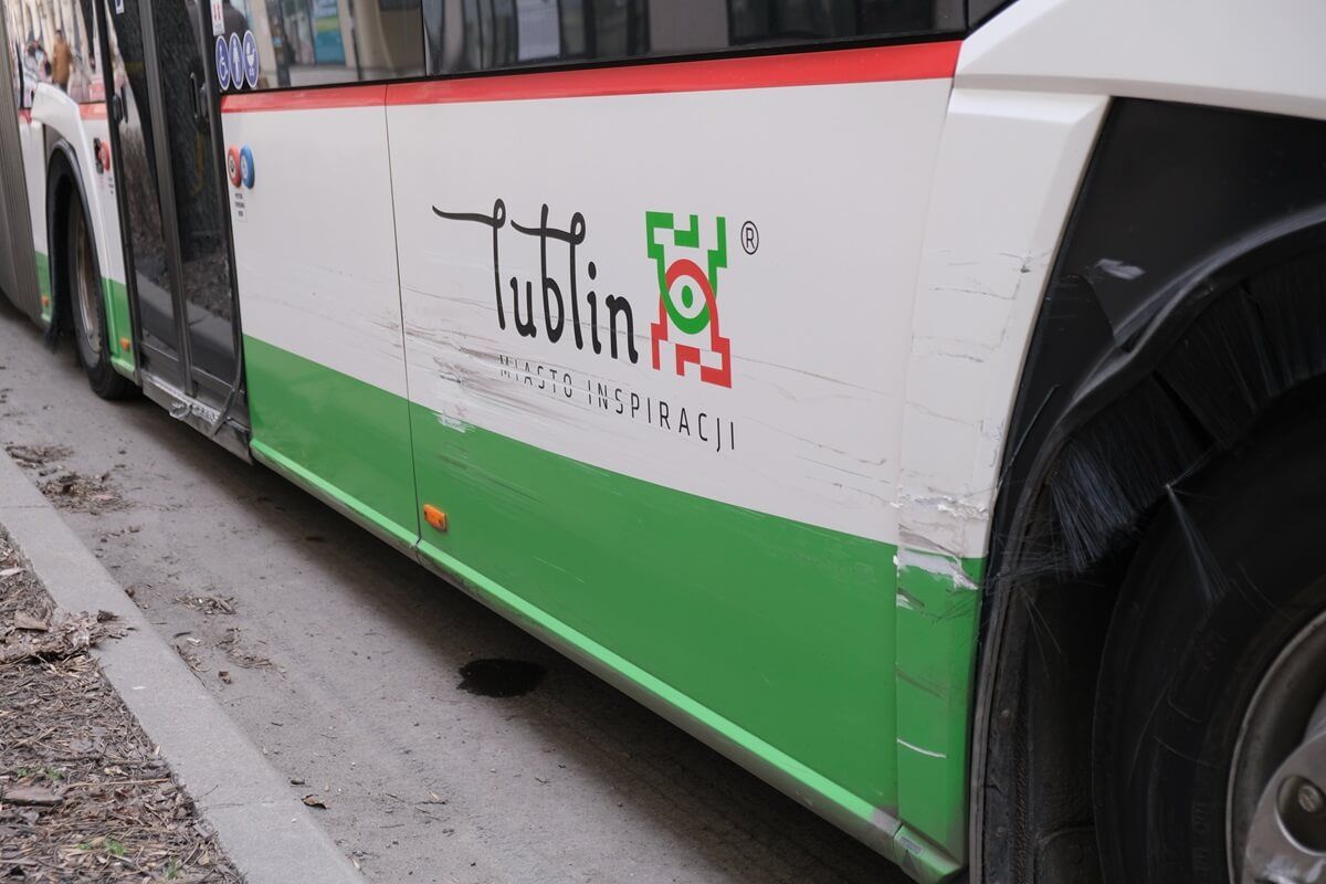 Kierowca hondy uderzył w bok trolejbusu na Krakowskim Przedmieściu w Lublinie