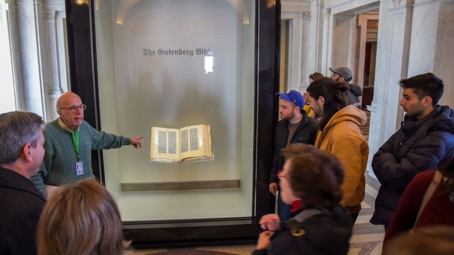 Biblię Gutenberga wydrukowano na papierze o wymiarach 42 × 60 cm nazywanym Royal