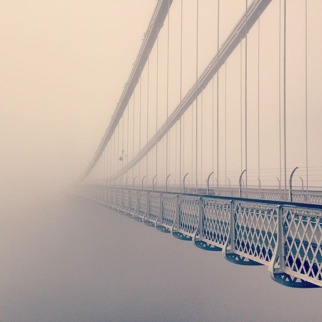 Most wiszący Clifton Suspension Bridge w zachodniej Anglii znikający we mgle. "Zawsze, kiedy idę na spacer, przechodzę obok tego mostu. Tego dnia była gęsta mgła i miałam szczęście, że chociaż połowa konstrukcji była widoczna. Zawsze uważałam, że most we mgle wygląda trochę dickensowsko i straszliwie. Bardzo chciałem oddać to wrażenie w moim zdjęciu" - opisuje Helen Whelton.