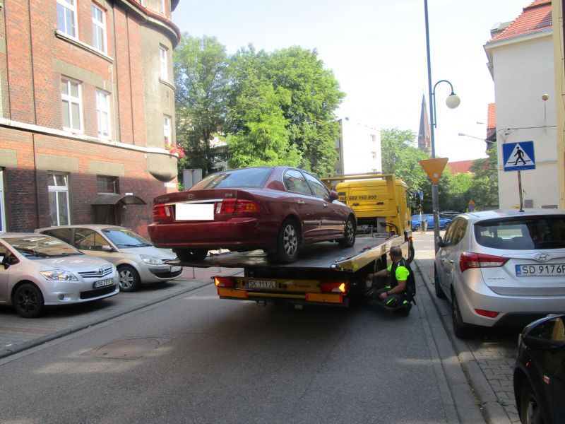 Odholowane pojazdy po pewnym czasie mogą przejść na własność gminy, a następnie - trafić na licytację.