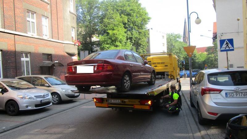 Odholowane pojazdy po pewnym czasie mogą przejść na własność gminy, a następnie - trafić na licytację.