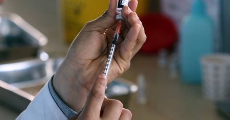Szczepienia przeciw COVID-19. Jak przebiegają w innych krajach?