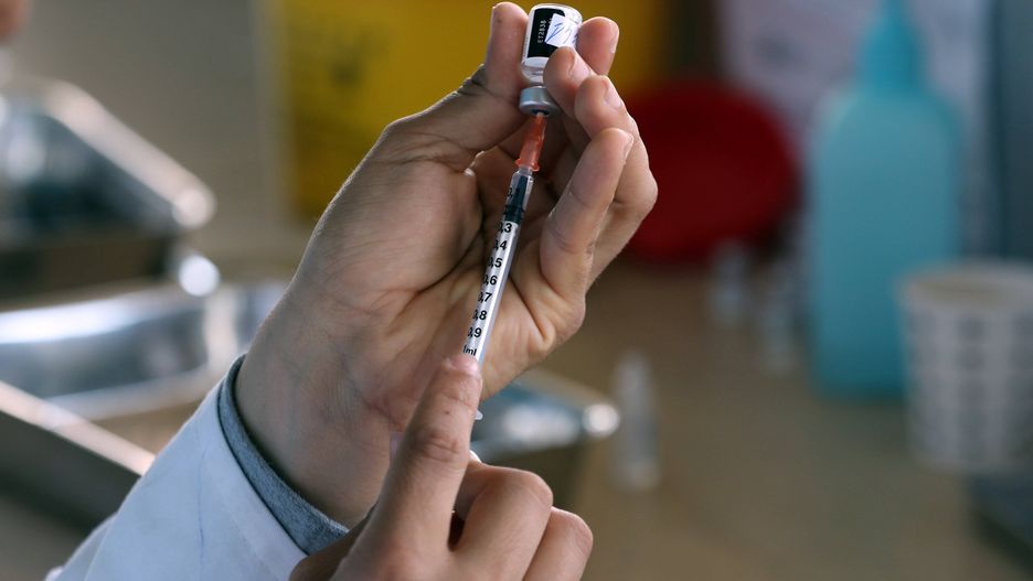 Jak przebiegają szczepienia na COVID-19 za granicą?