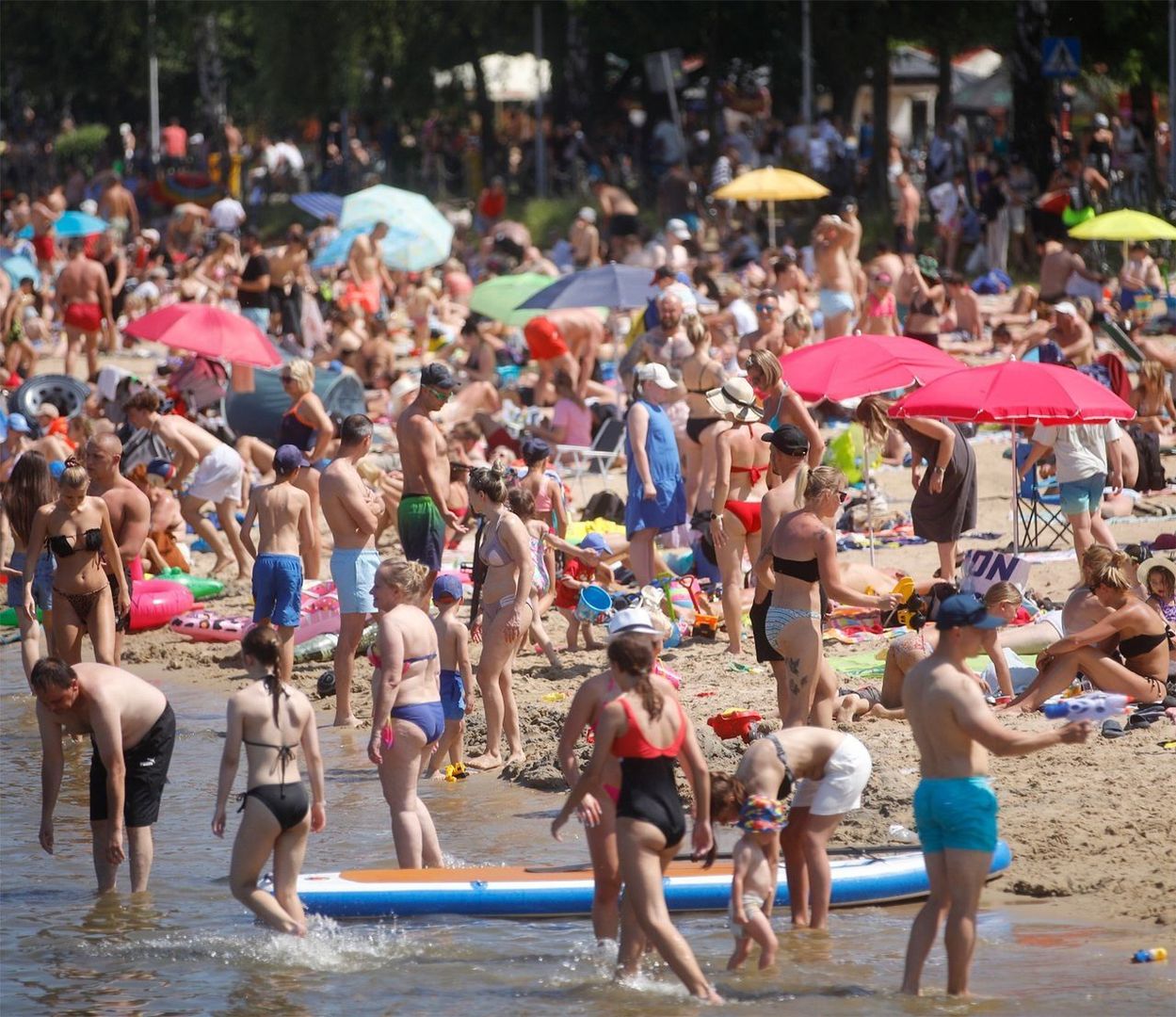 W czerwcu nad Pogorię III upalna pogoda przyciągnęła tysiące plażowiczów
