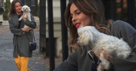 Edyta Herbuś wsiada z psem do taksówki
