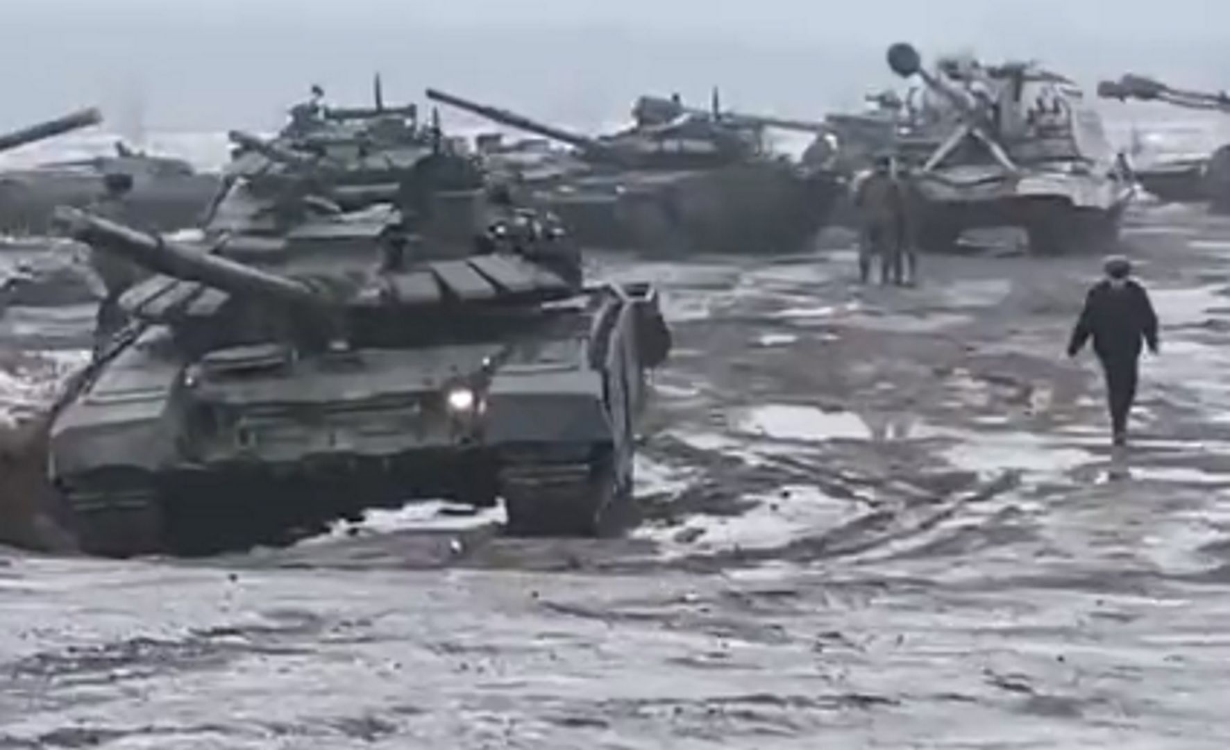 Tak wygląda granica Rosji z Ukrainą. Mnóstwo czołgów! Nowe nagranie obiegło sieć