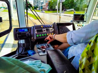Sześć razy podnosili pensje motorniczym i kierowcom. Nie pomogło. Wciąż dziura na 150 etatów