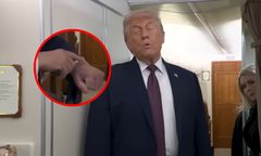 Trump o siniaku na dłoni. Wskazał na wydarzenia w Davos