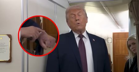 Trump o siniaku na dłoni. Wskazał na wydarzenia w Davos
