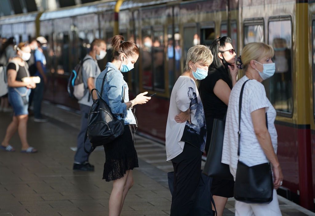 Luzowanie obostrzeń. Rząd wprowadza nowe zasady dot. transportu publicznego