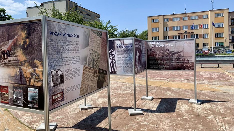 Czechowice-Dziedzice. Na planszach przestawiono przebieg tragicznego pożaru rafinerii z 1971 roku.