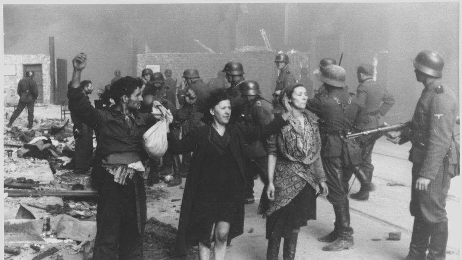 Fotografia z Raportu gen. Jurgena Stroopa, odpowiedzialnego za stłumienie powstania. Oryginalny niemiecki podpis: „Ci bandyci stawiali zbrojny opór”