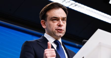 Co z pieniędzmi dla PiS? Minister czeka na ważną decyzję