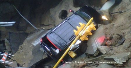 Dziura GIGANT zjada Cadillac'ki!